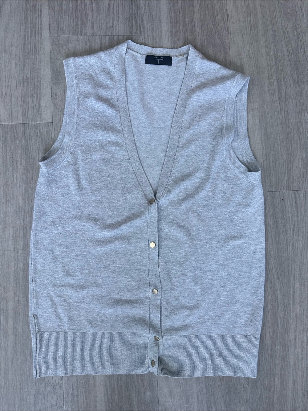 Tahari gray knit sweater vest gold snaps sz M